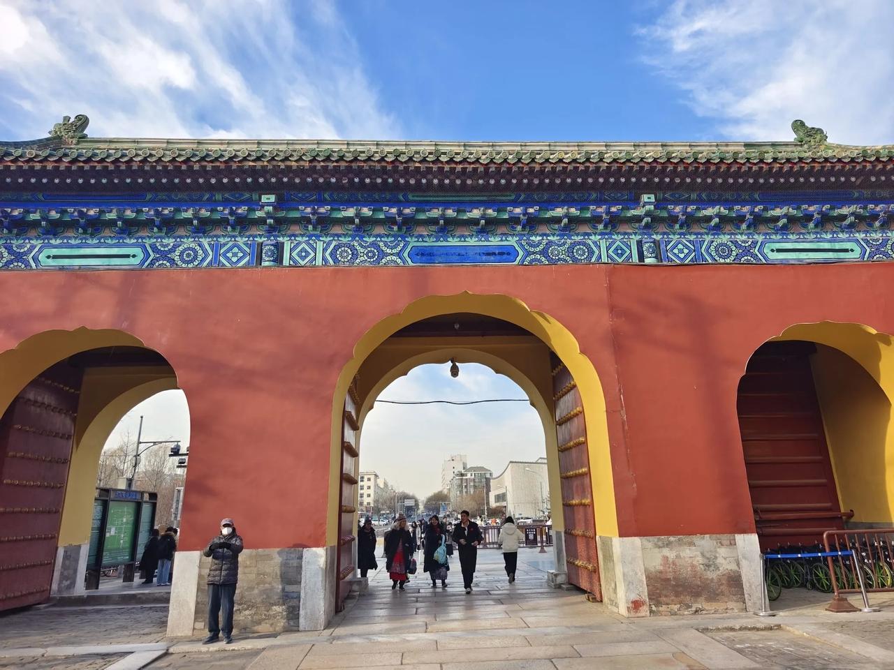 早晨的天坛公园十分惬意，空气清新爽朗，怪不得大家都去这运动。每天动一动，活动九十