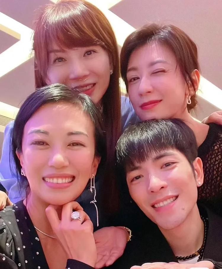 萧敬腾送给他的鸽子蛋钻戒充满了真诚和爱意。他的经纪人林有慧比他大14岁，他们在一