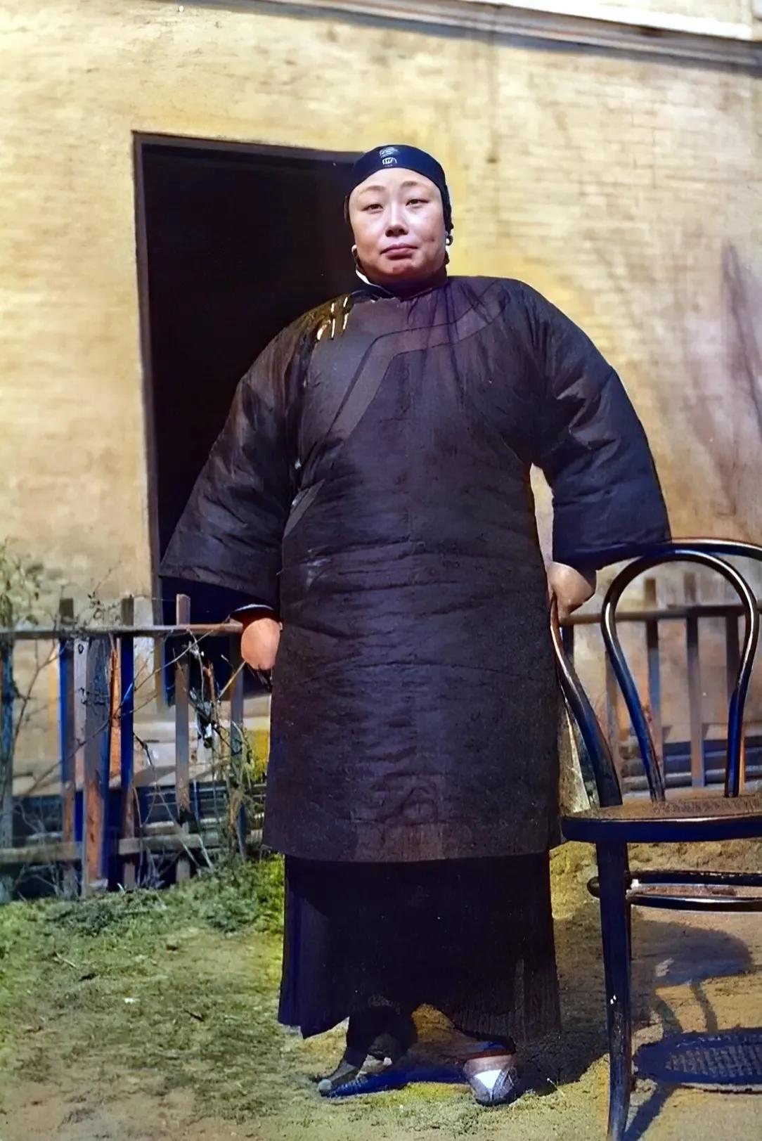 1940年，江苏某地，一位“地主婆”留下的老照片，照片中的他面相富态，穿着黑色绸