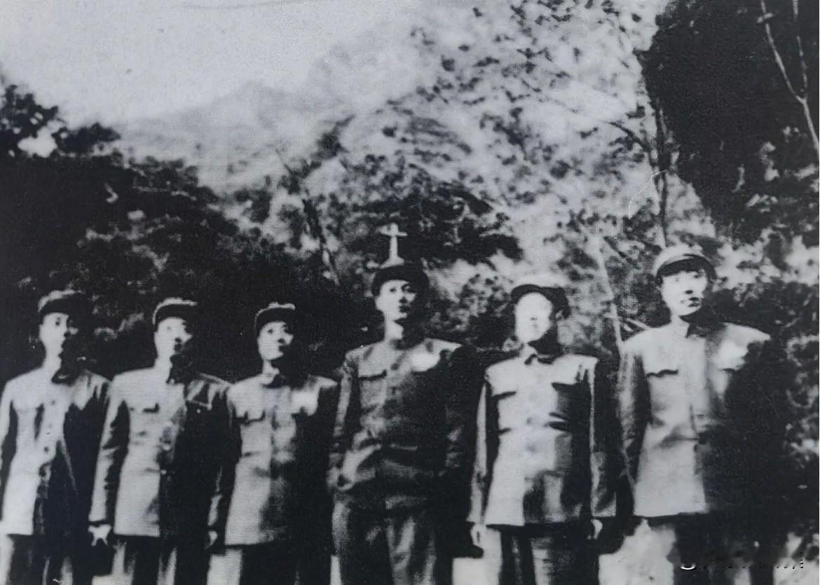 1953年秋，志愿军后勤部领导班子成员合影于朝鲜香枫山驻地。左起：罗文、李雪三、