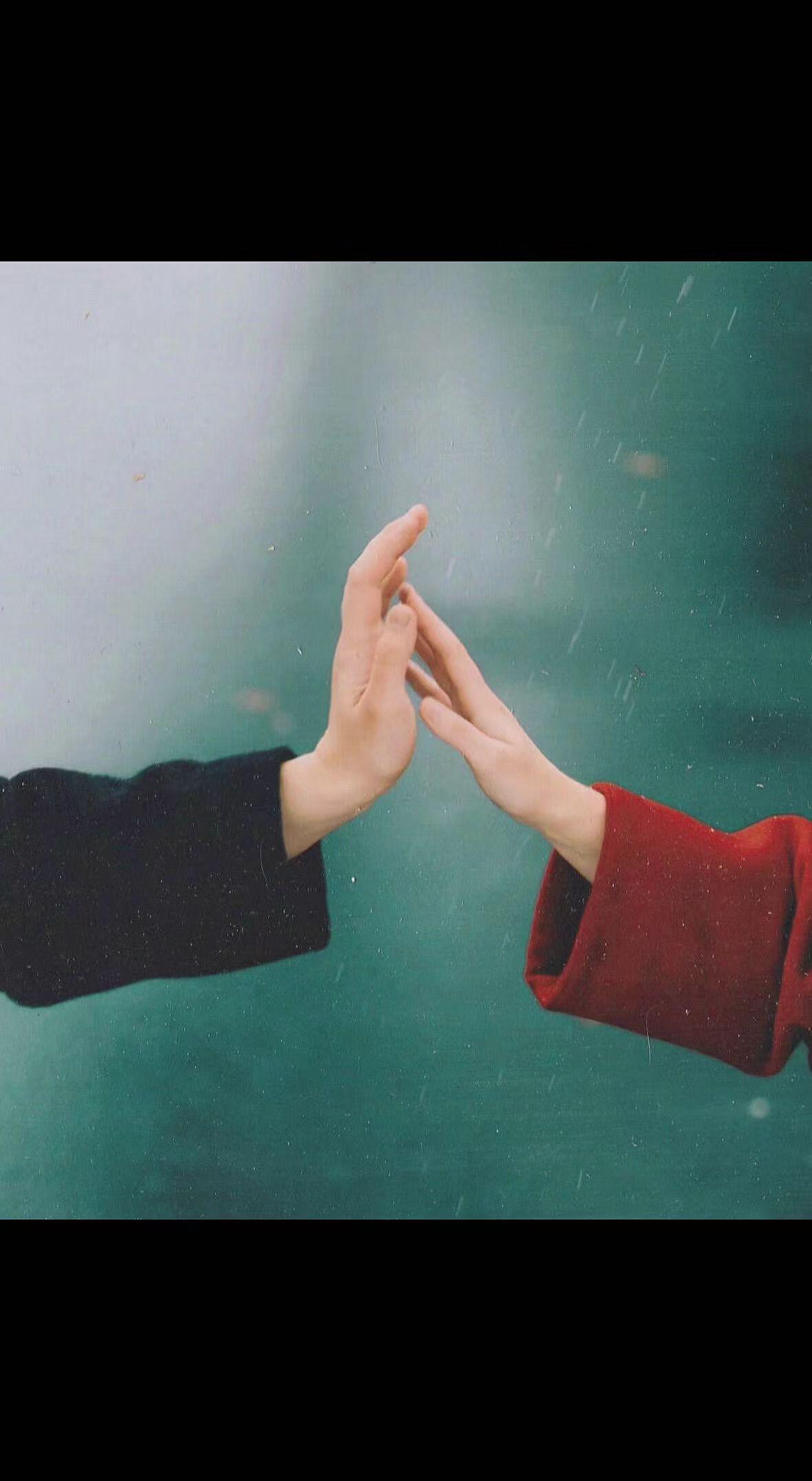 🌧️指尖相触的瞬间，雨丝都成了月老的红线。黑与红的碰撞，是心跳藏不住的告白❤️