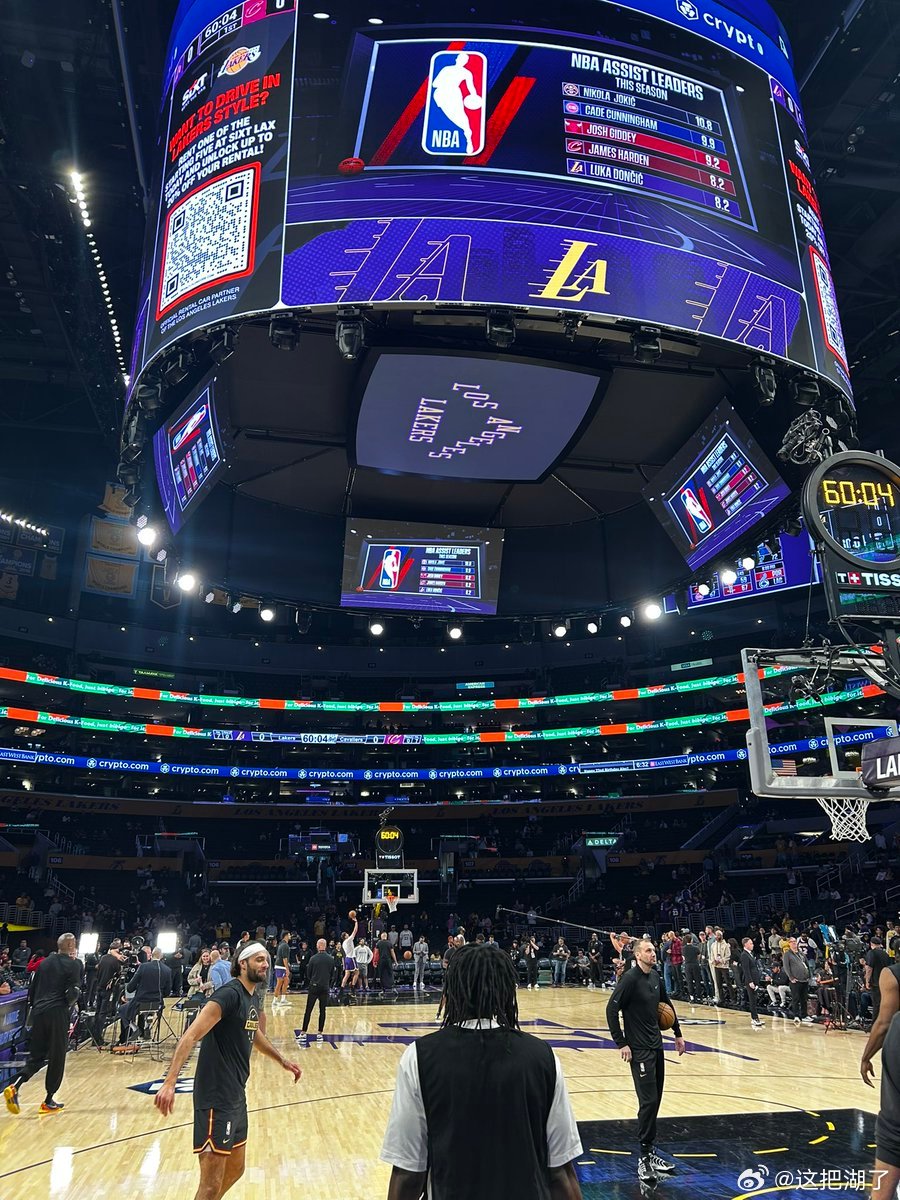 两队首发！对抗强度拉满，非常期待今天的比赛！骑士：哈登、米切尔、斯特鲁斯、莫布里