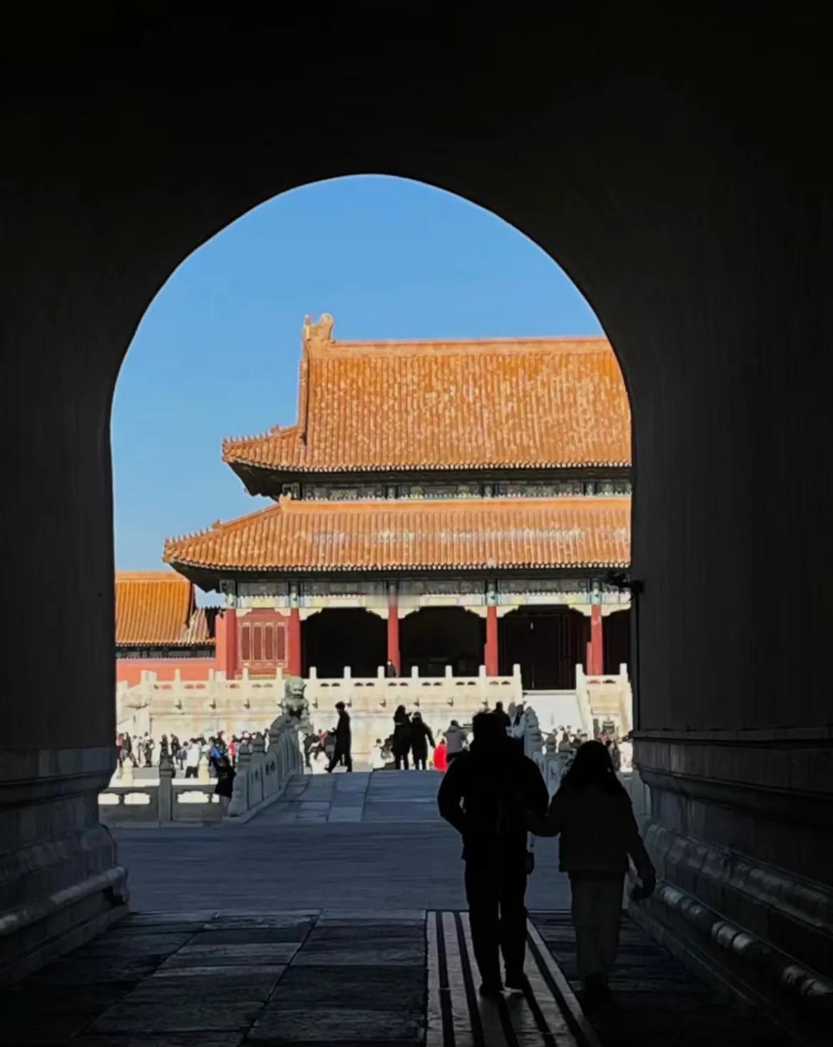 一个朋友讲给我的真事。

他有次出差，去了首都，办完事之后还有时间，第一次去北京
