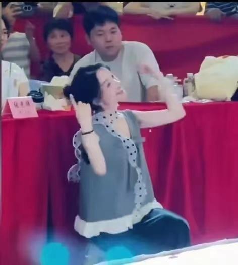 背后这大哥一共偷看了八次
估计连孩子名字都想好了！

网友热议：
老师眼里只有孩