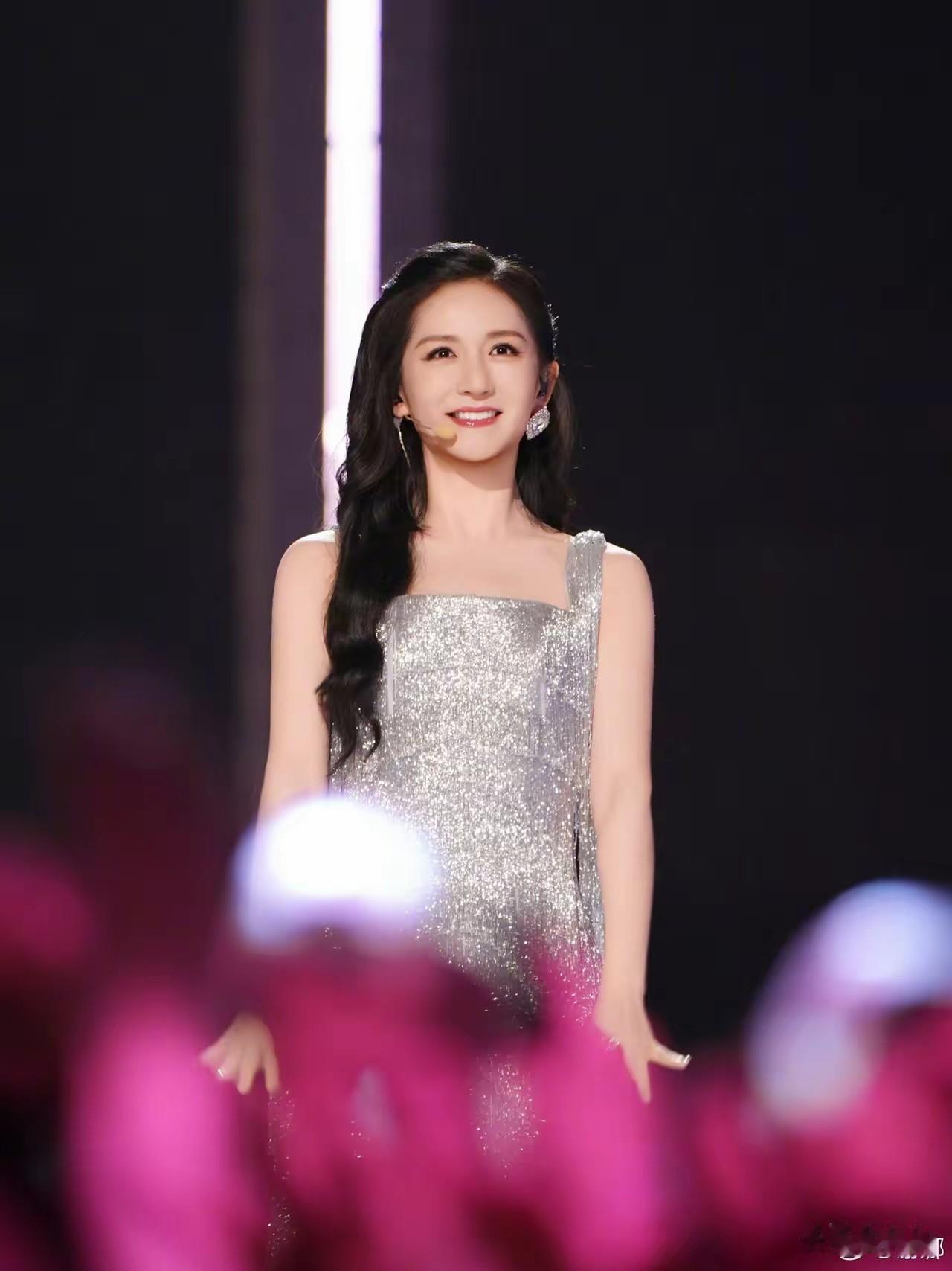有一种幸福，叫“我是你的英雄”。谢娜晒女儿泥塑作品，得知自己是女儿心中的榜样，不