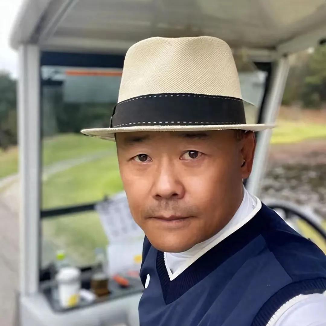 “西风吹，蟹脚痒”，这是上海人的一句俗话。最近，上海没有西风在吹，可有一个人的脚