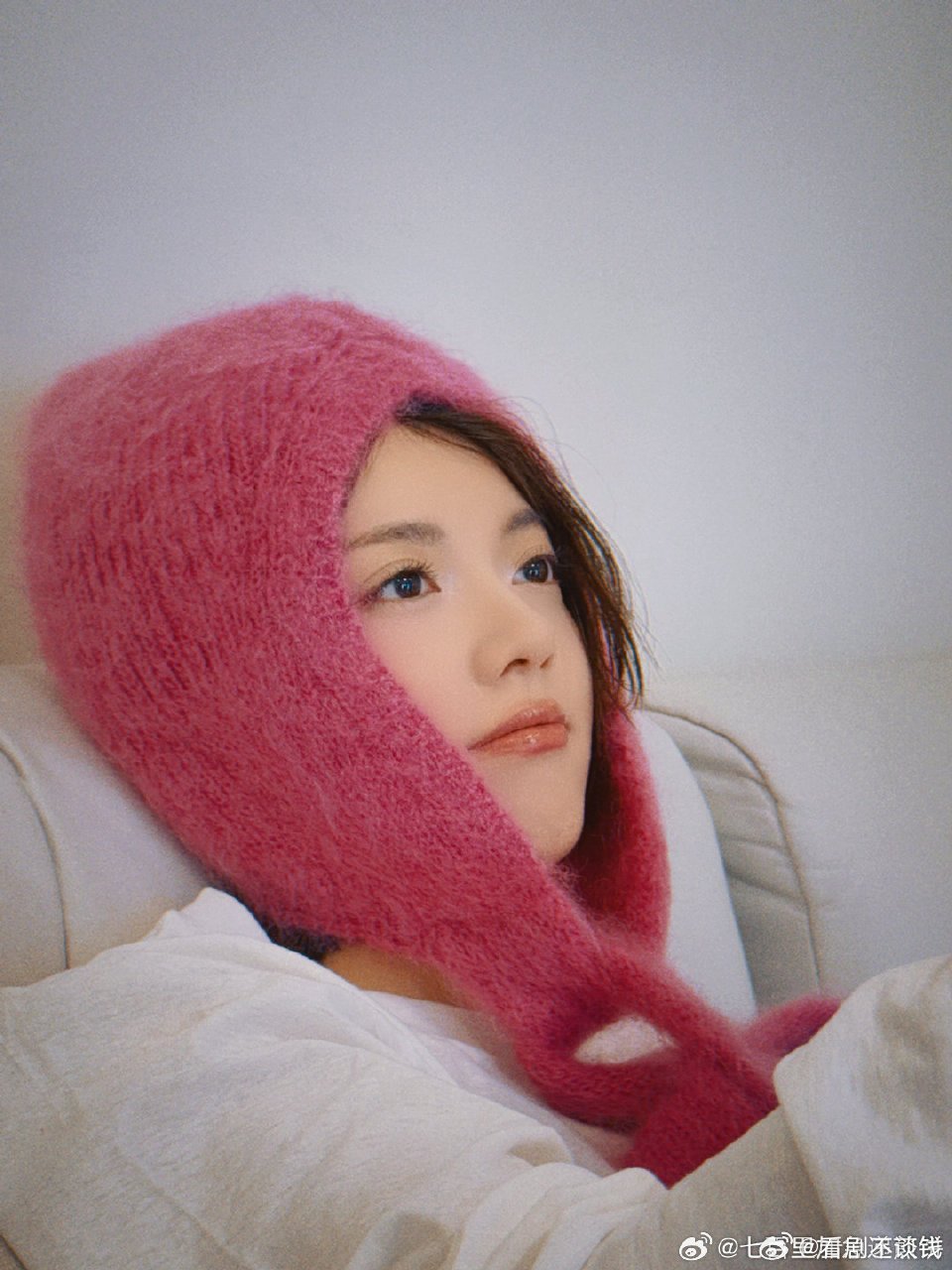赵今麦自拍营业梅子色的帽子好可爱 古灵精怪小女孩 