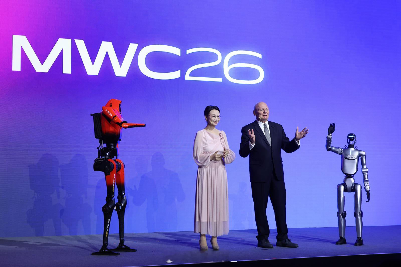 机器人搭档人类主持反差感拉满荣耀机器人逛MWC26上海直接被开幕式惊艳到！荣耀机