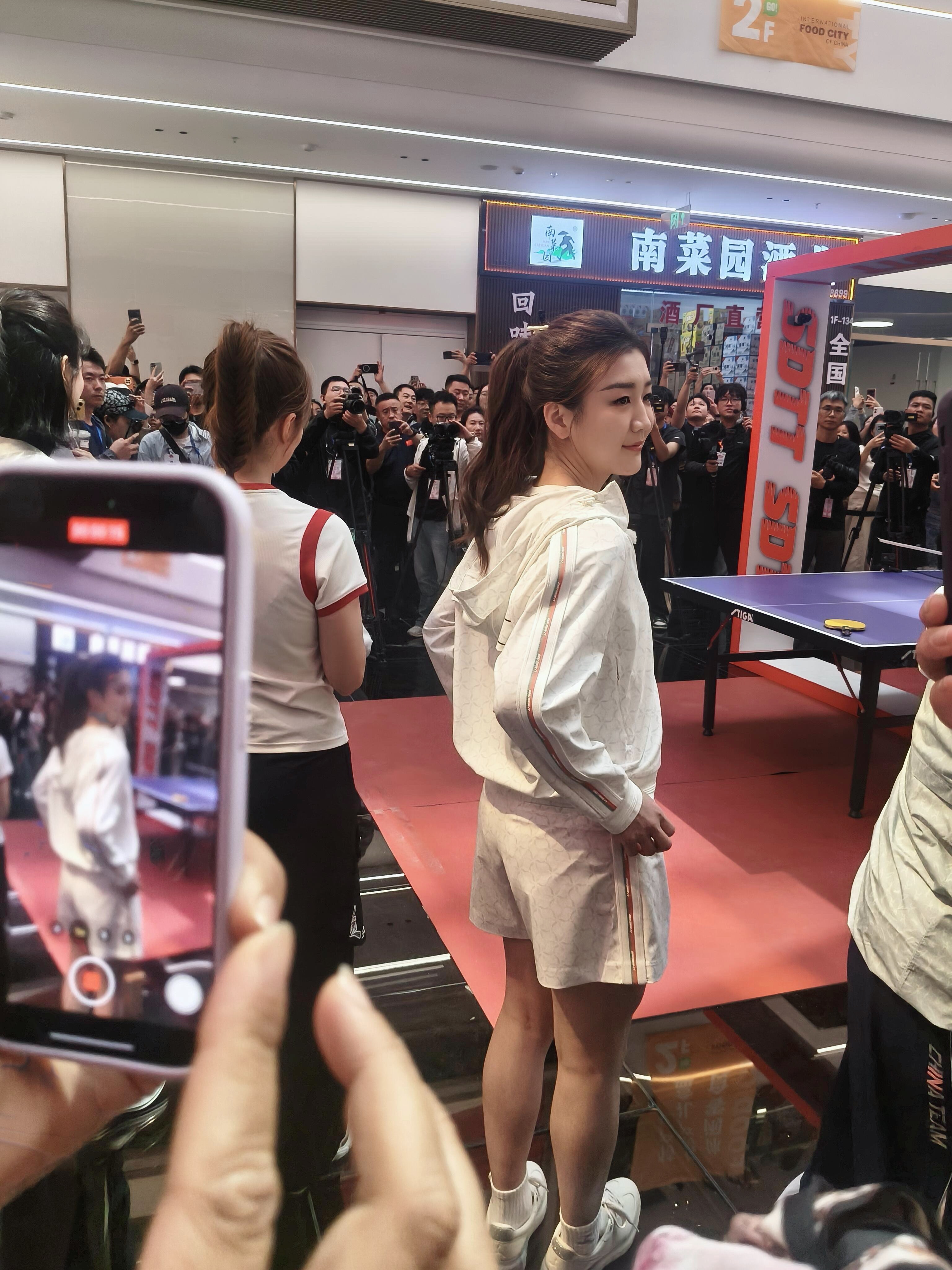 女鹅好乖陈梦 | 陈梦金博洋陪你打乒乓