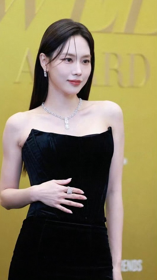 王霏霏38岁状态我咧个豆，怎么不显年纪的，真的好年轻呀，好美的感觉 