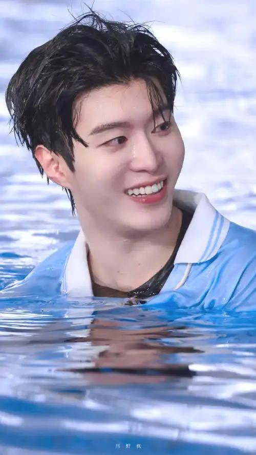 4月19日，范丞丞主演的悬疑新剧《暗夜巡路》进入开播前最后宣传期，他一连串的“拼