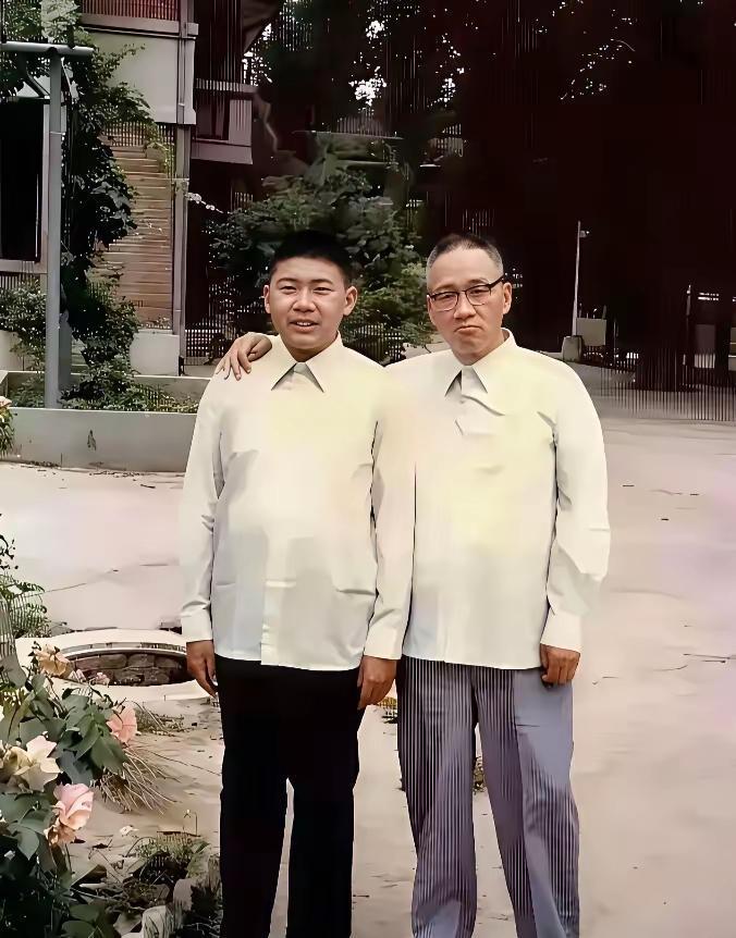 没有排场、没有名牌，毛岸青父子的这张合影，比任何家规都讲得透