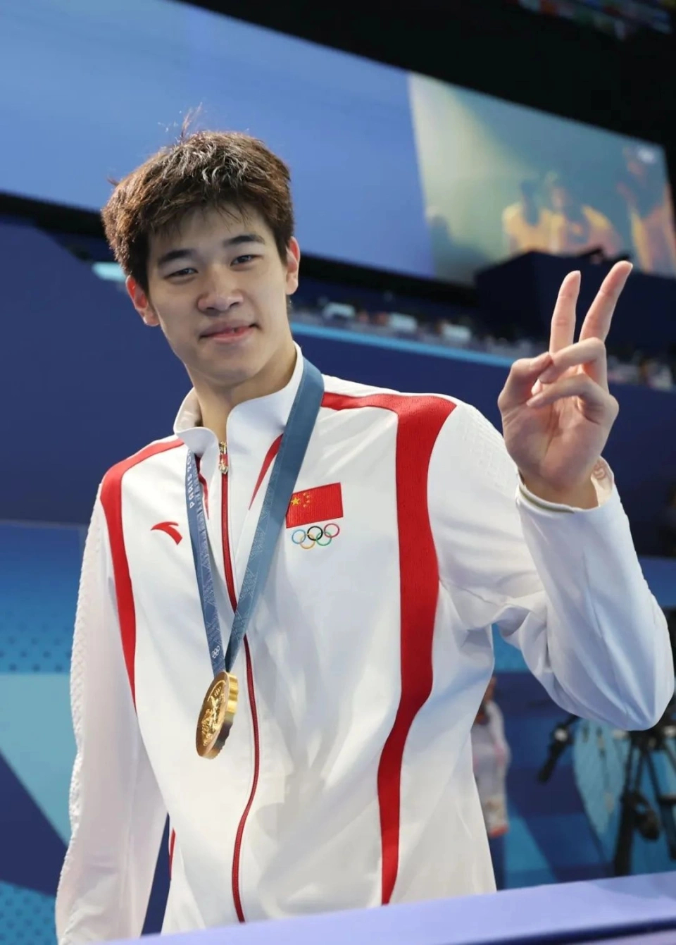 和奥运冠军一起上游泳课！上海泳联世界杯开赛前一天，潘展乐现身农夫山泉冠军课堂，变