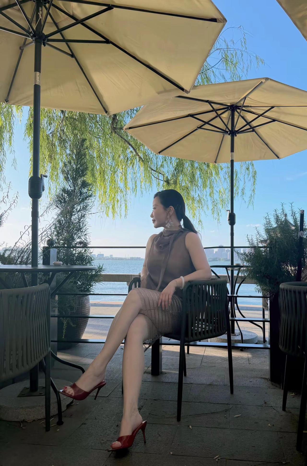 温柔清冷风清冷感ootd 湖边氛围感拍照