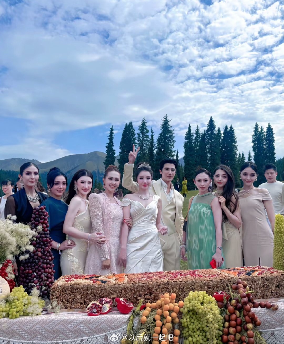 姜潮麦迪娜婚礼上的超大切糕能坐乌鲁木齐买一套房吗？ 