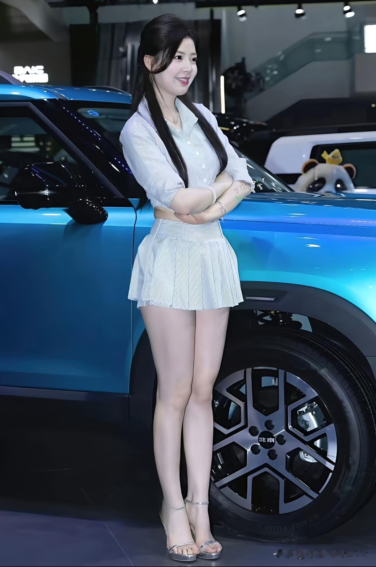 蓝车映人影   笑语入画来