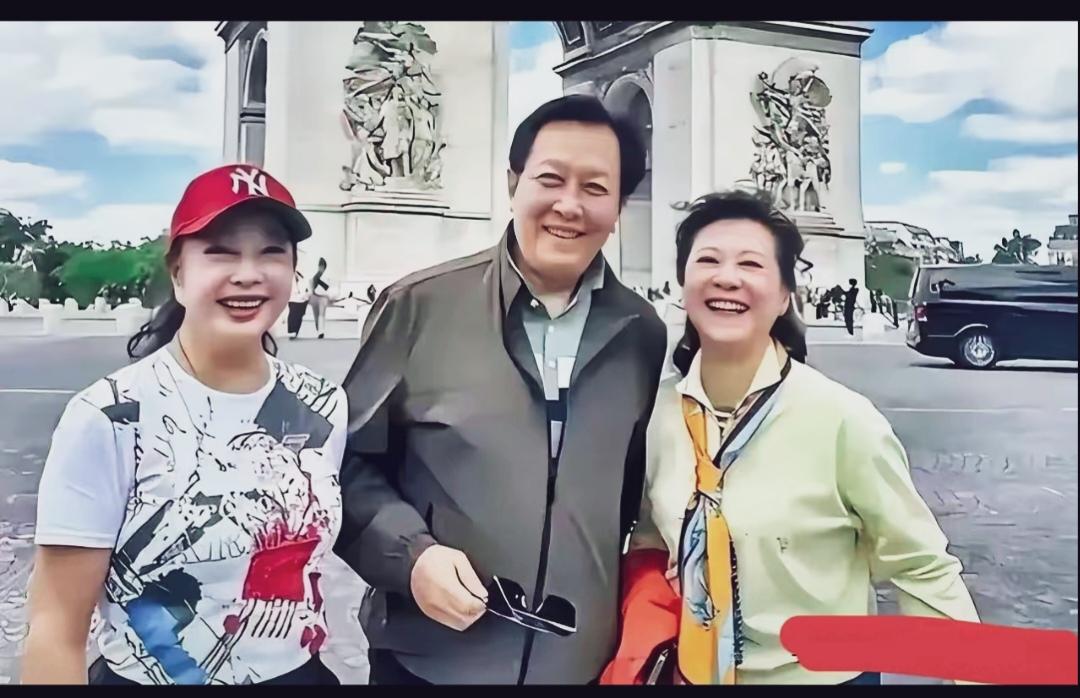 三位老戏骨的同框合照，笑得真开心！大家肯定都认识。