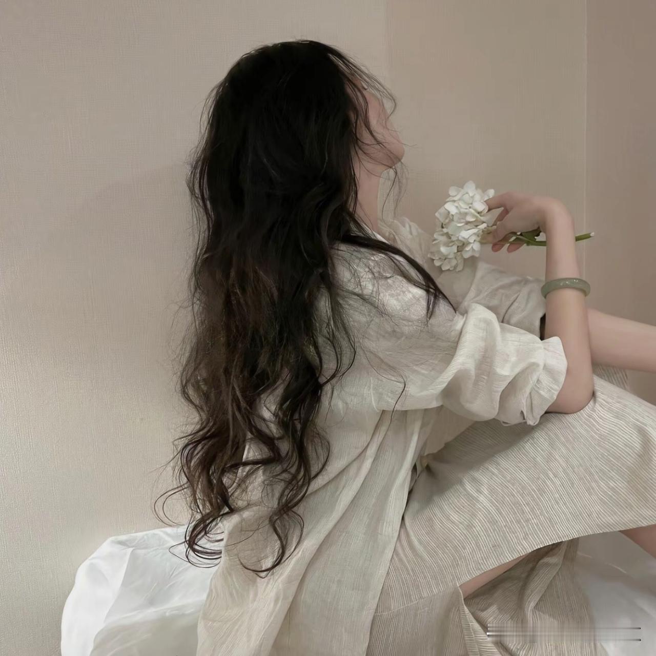 男人喜欢什么样的女人

不是乖巧，懂事，贤惠顾家，也不是听话，节俭，像个保姆一样