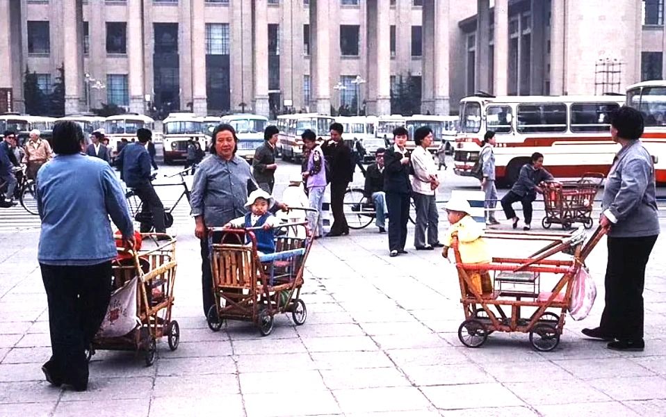 天安门遛娃｜1984年