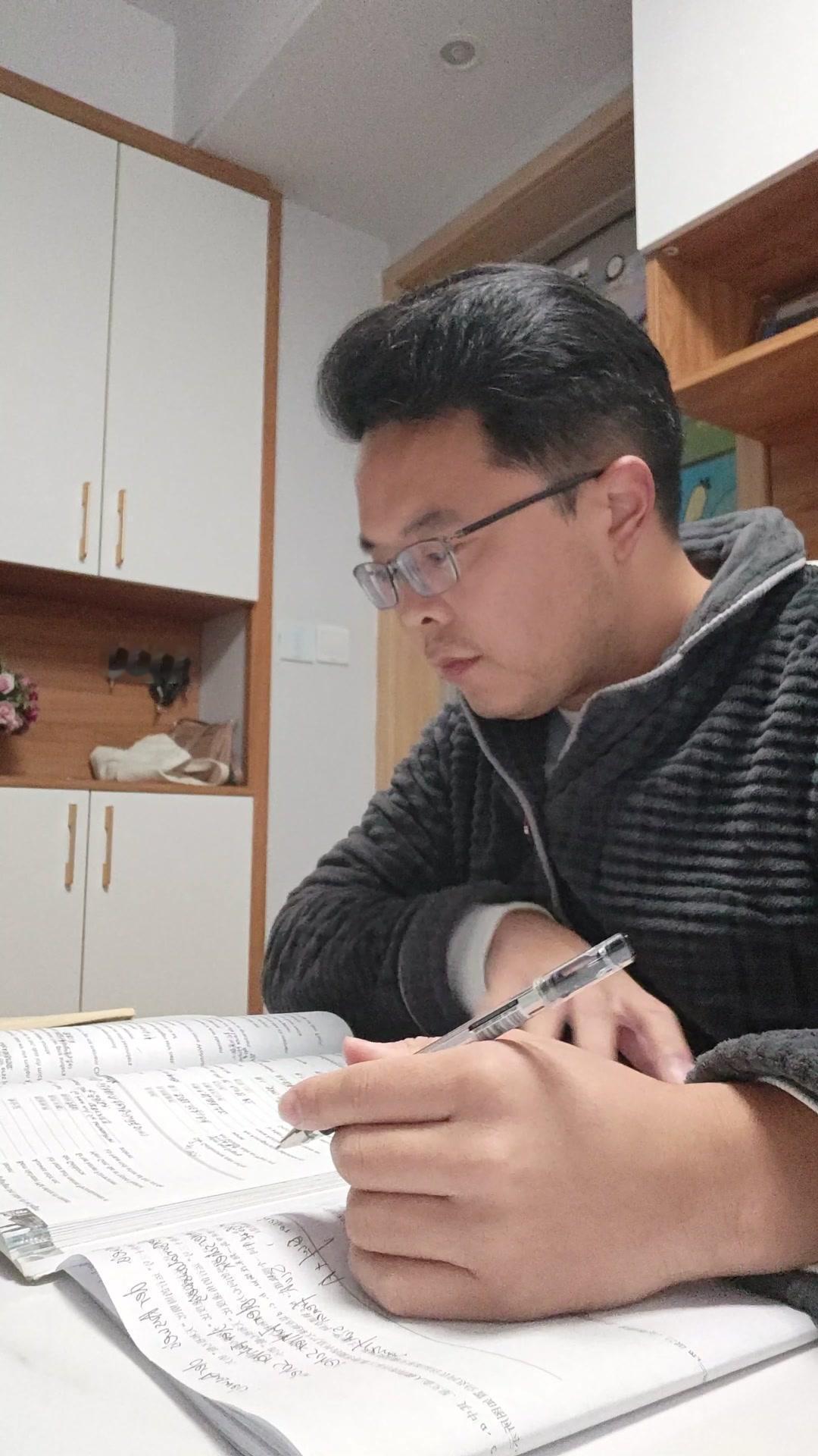 看似情绪稳定，实则早就疯了。对着单词表背到眼冒金星，明明认识的字母凑一起就不认识