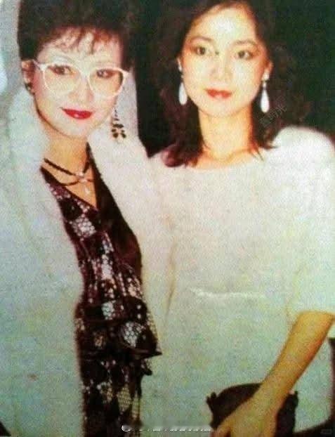 1983年，与狄波拉（谢霆锋妈妈）。（FB）邓丽君[超话] ​​​