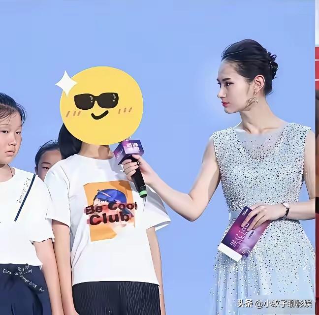 这不就是双标吗？采访国人眼神犀利，采访外国人撅起腚一脸笑容，要知道图一还是采访小