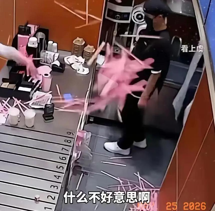 警察上门带走那天，商场里好多人都看见了。

5月21号，江苏连云港吾悦广场一层，