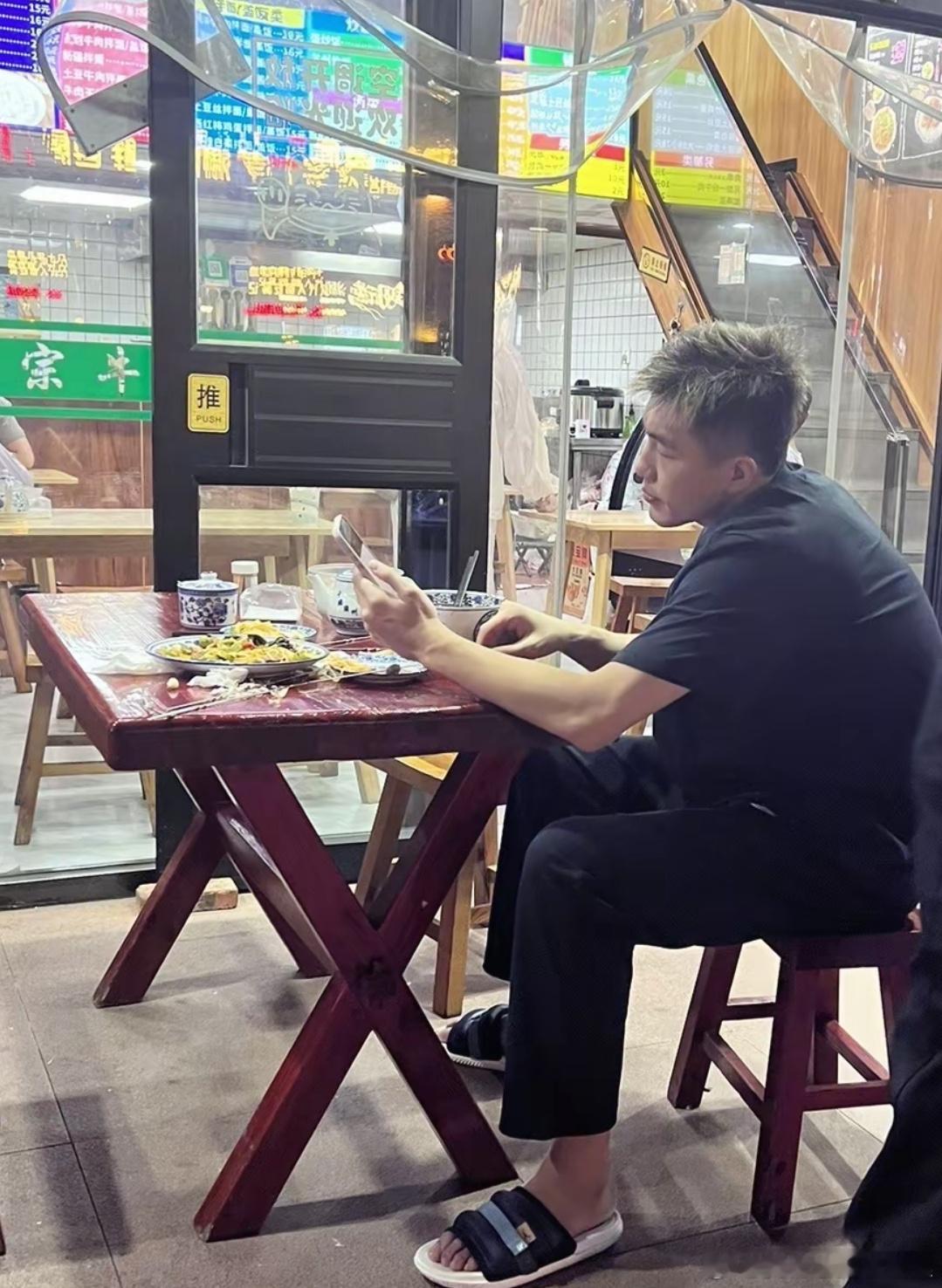 艾伦挺爱吃这个牛肉面，又被网友偶遇了[太开心][太开心][太开心] ​​​