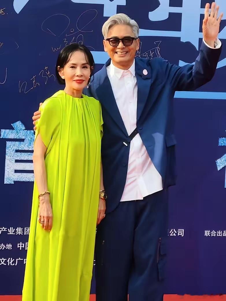 大家发现没有，周润发给所有人都提了一个醒，就算年纪再大，事业再成功，都不如有一个