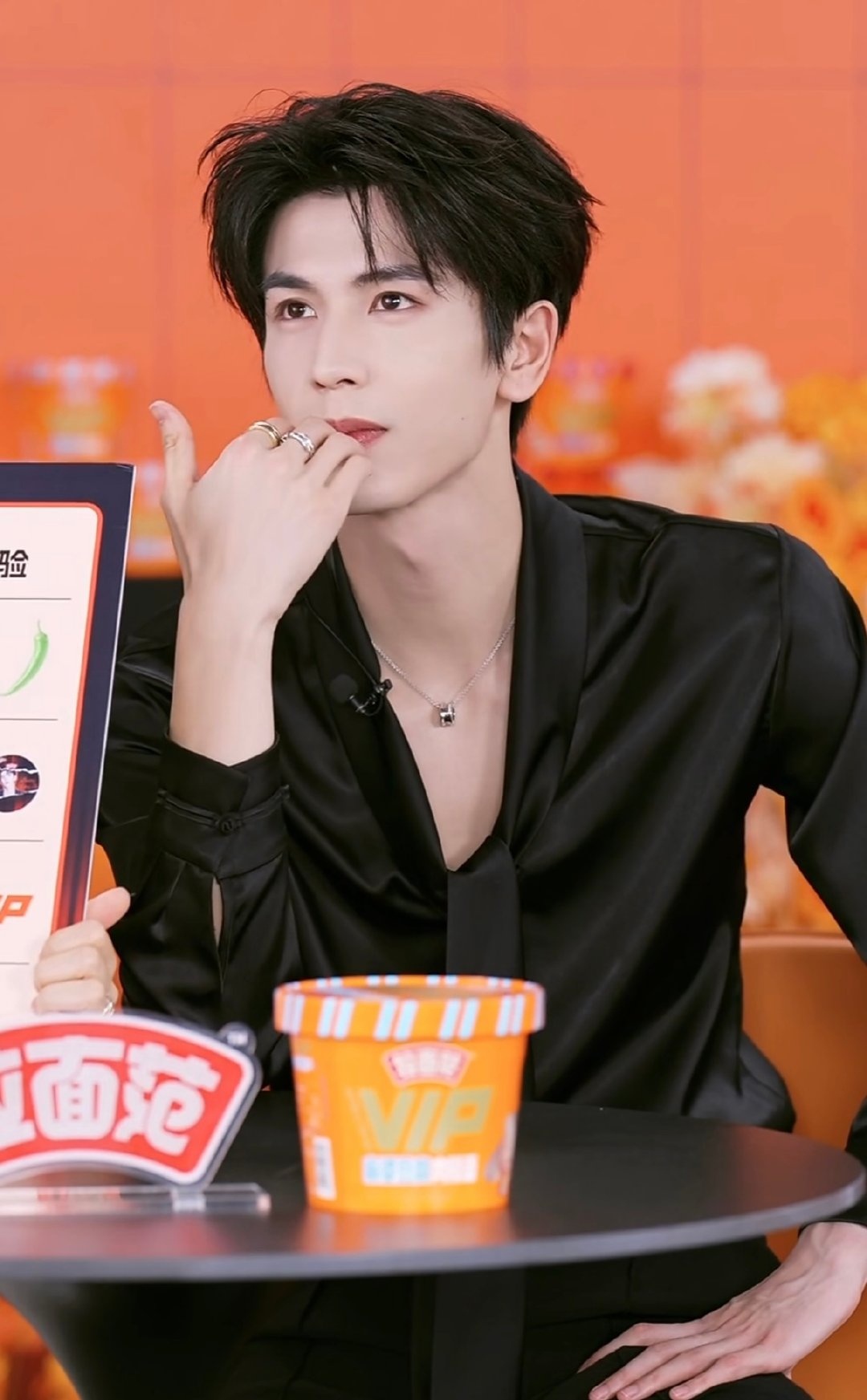 张凌赫今晚直播吃面也太投入了，不愧是老吃家。他真的是够累的了，从前天晚上剧组回来
