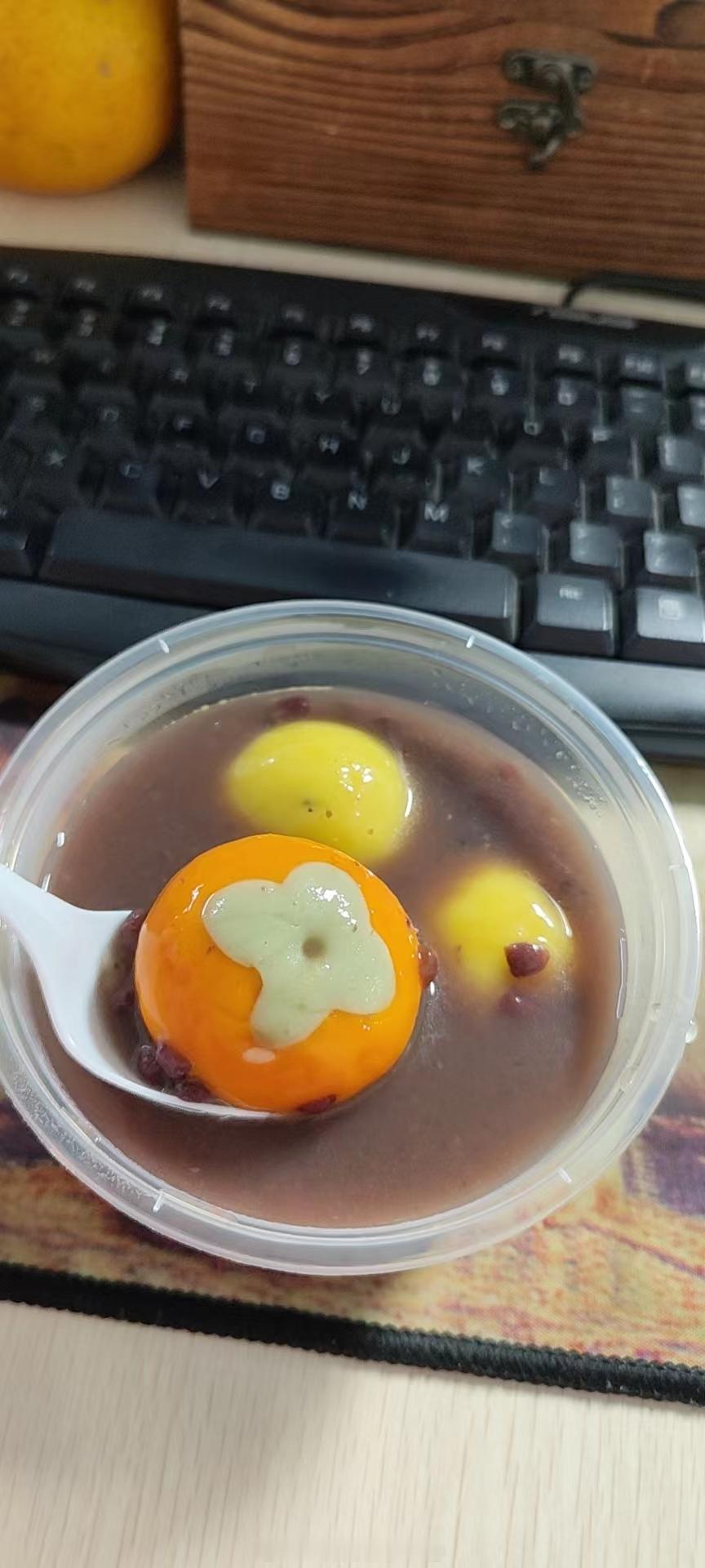 中午没来得及发，今日份园区的汤圆长这样儿~主打一个：柿柿如意！有点儿意思~ ​​