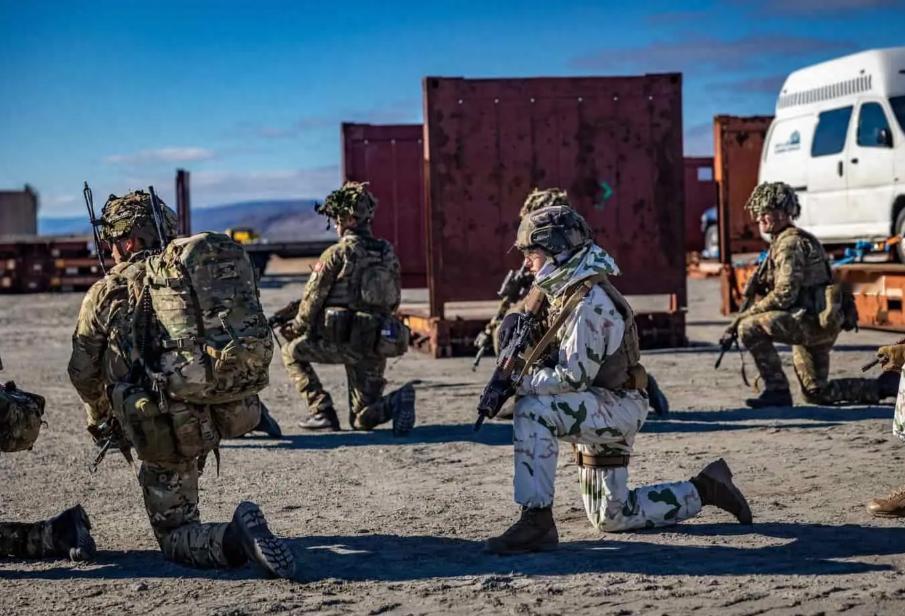 美国疯了吧？特朗普盯上丹麦的格陵兰岛并直言“必须拿到手”，甚至敢说动武都有可能，