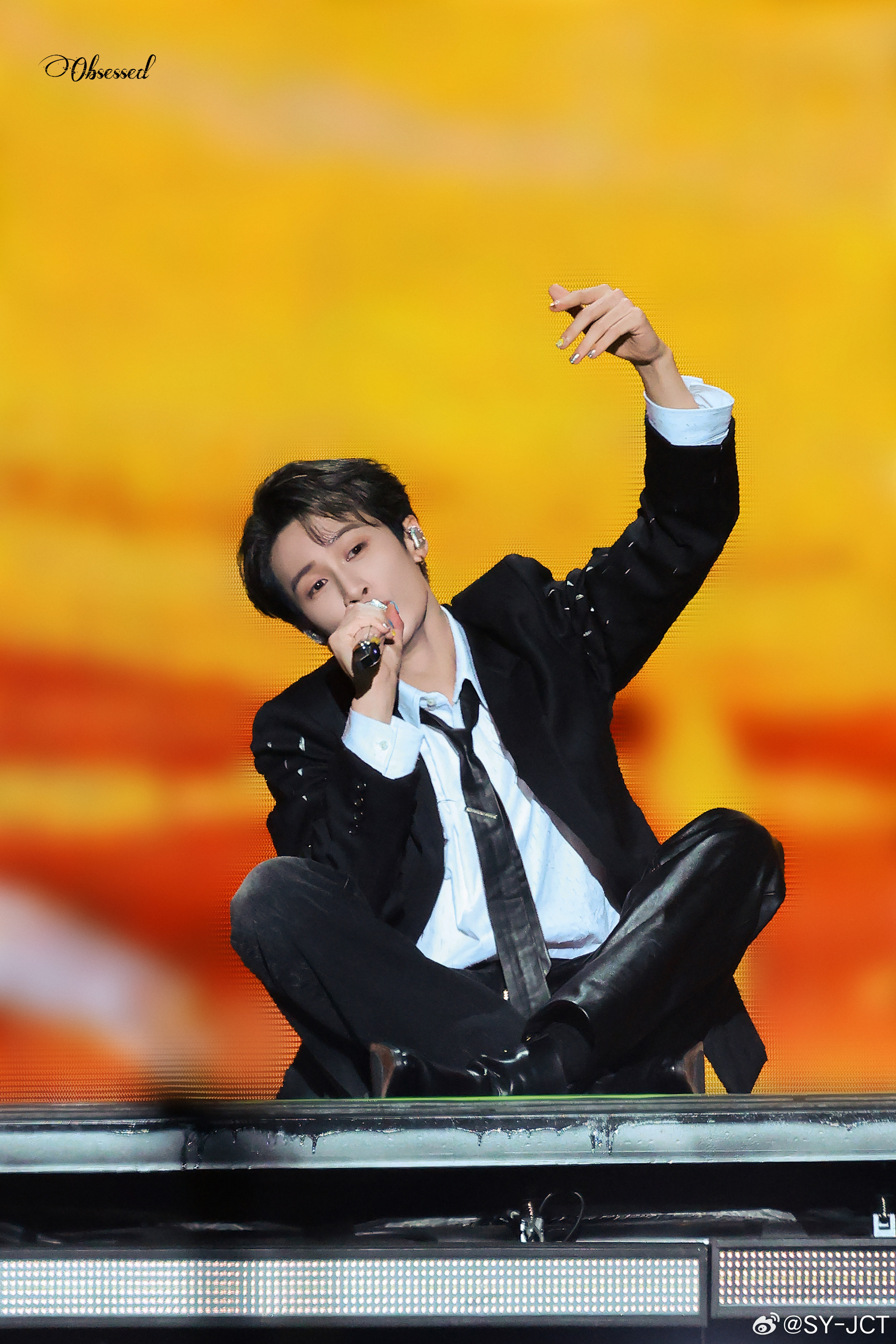 温柔的眼神，宠溺的笑，可爱的笔芯🫰🏻，每一个细节里都是满满的宠爱！爱一个人是