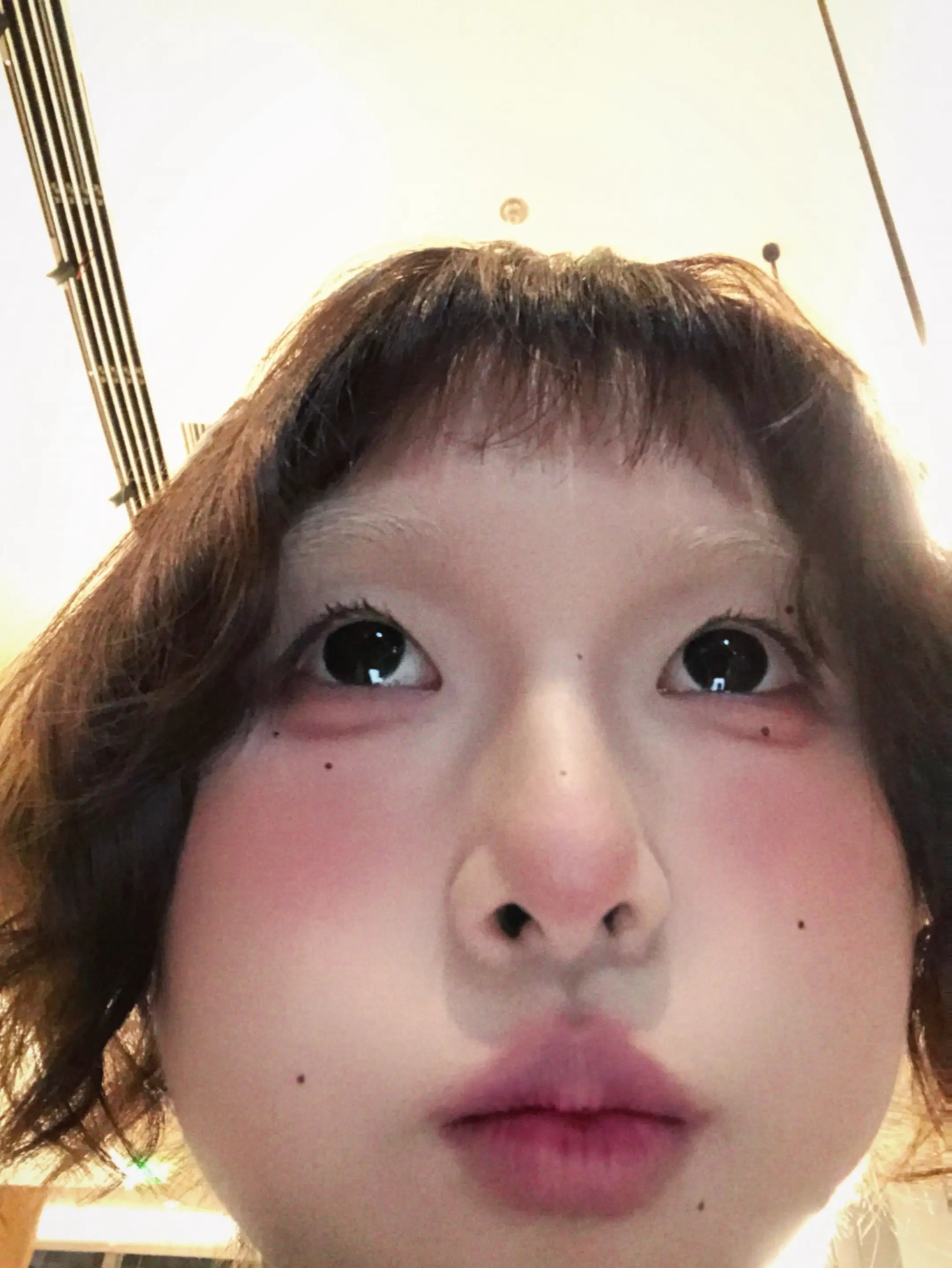 喜欢这个角度拍照，以至于基本上每个妆造都有这个角度的照片