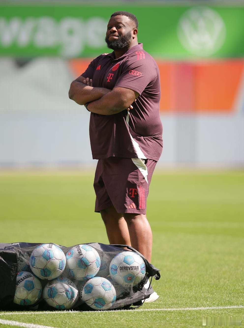 拜仁教练组续约到2029年的照片上，却没有出现孔帕尼的私人助理穆尼恩厄。孔帕尼透