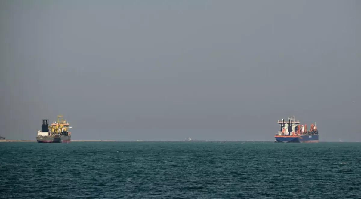 据相关报道，深夜时分，悬挂着巴基斯坦国旗的“夏拉马尔号”油轮在夜色掩护下悄然离港