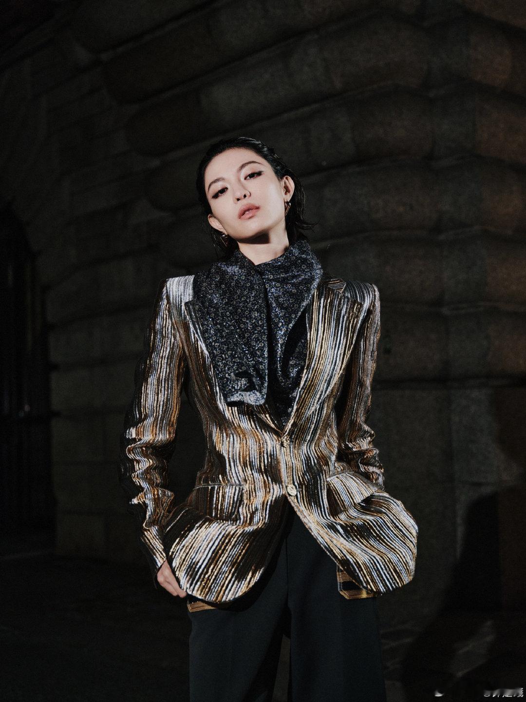 钟楚曦帅我一跳又一跳钟楚曦这次的大背头，堪称“发型界的颠覆者”。传统认知里，大背