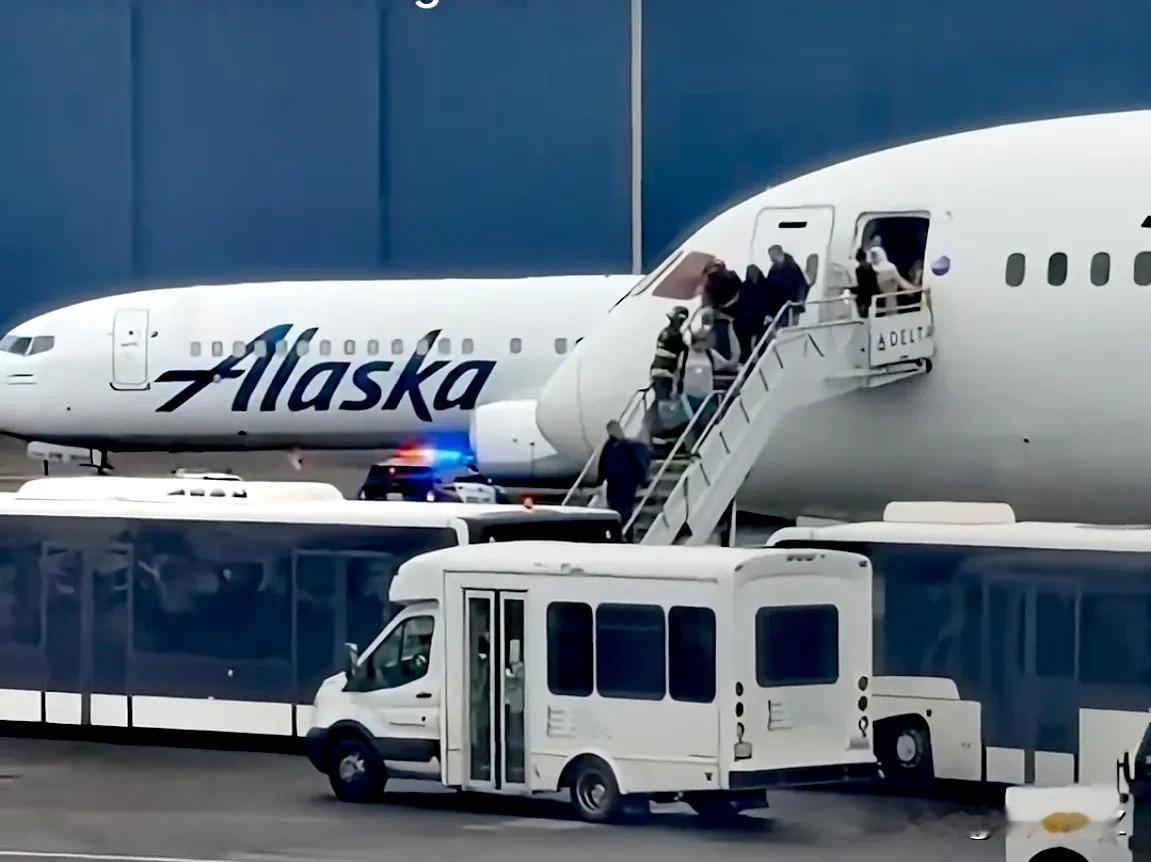 号外！美国机场两架飞机✈️发生地面碰撞💥。

1月5日美国华盛顿州的西塔科机场