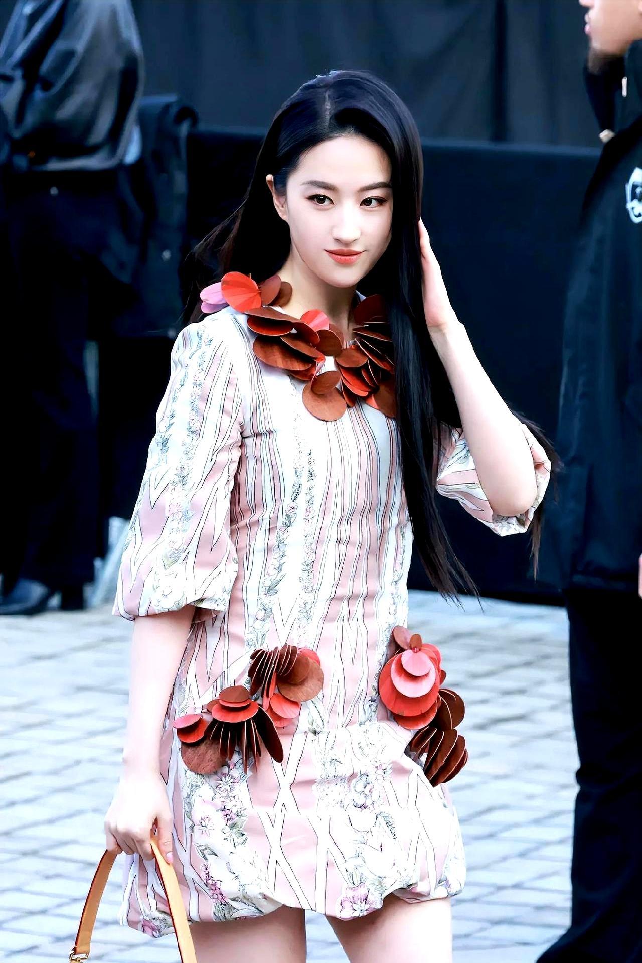 你为了显脸小前后换过七八次发型，人家靠一款黑长直直接杀到巴黎卢浮宫了。
 
3月