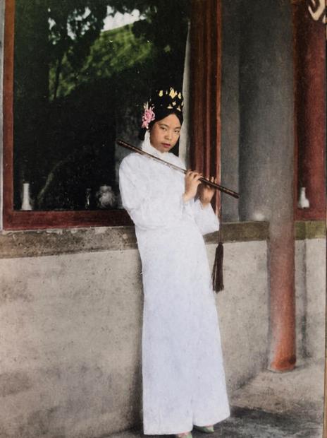 清末民初，紫禁城小朝廷时期，溥仪的淑妃——额尔德特·文绣握着一支带流苏的长笛，紫