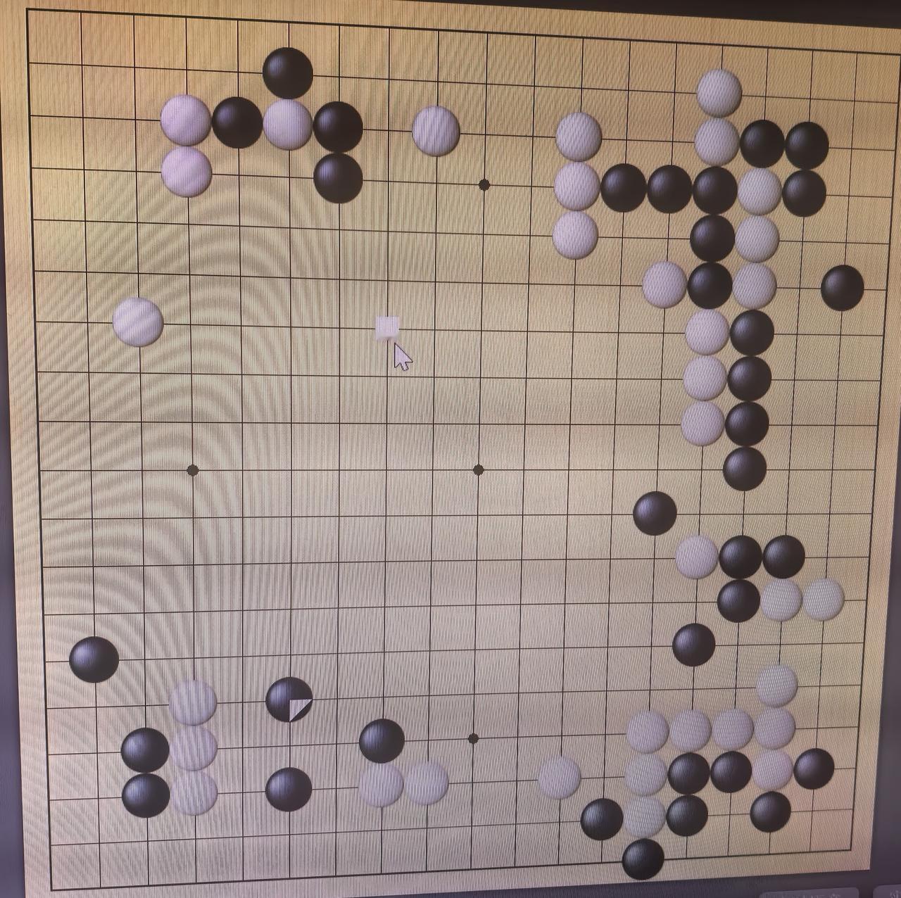 “烂柯杯”预选赛:丘禹然～罗玄
    我们的小将丘禹然执黑棋对阵韩国棋手执白棋