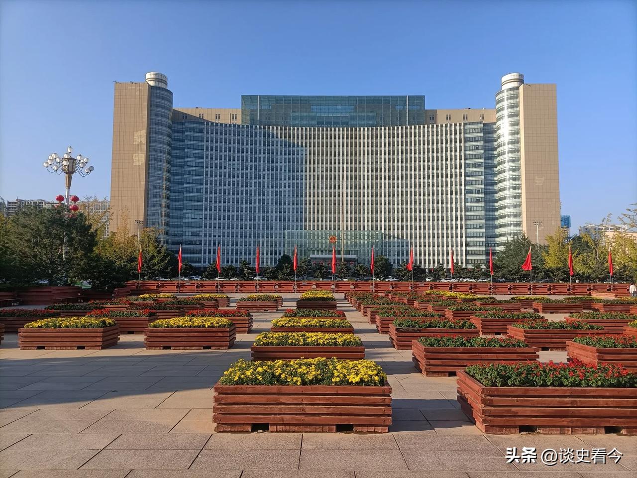 临沂市政府办公大楼，又称天元商务大厦，产权归属天元商务集团，临沂市以租赁的形式作