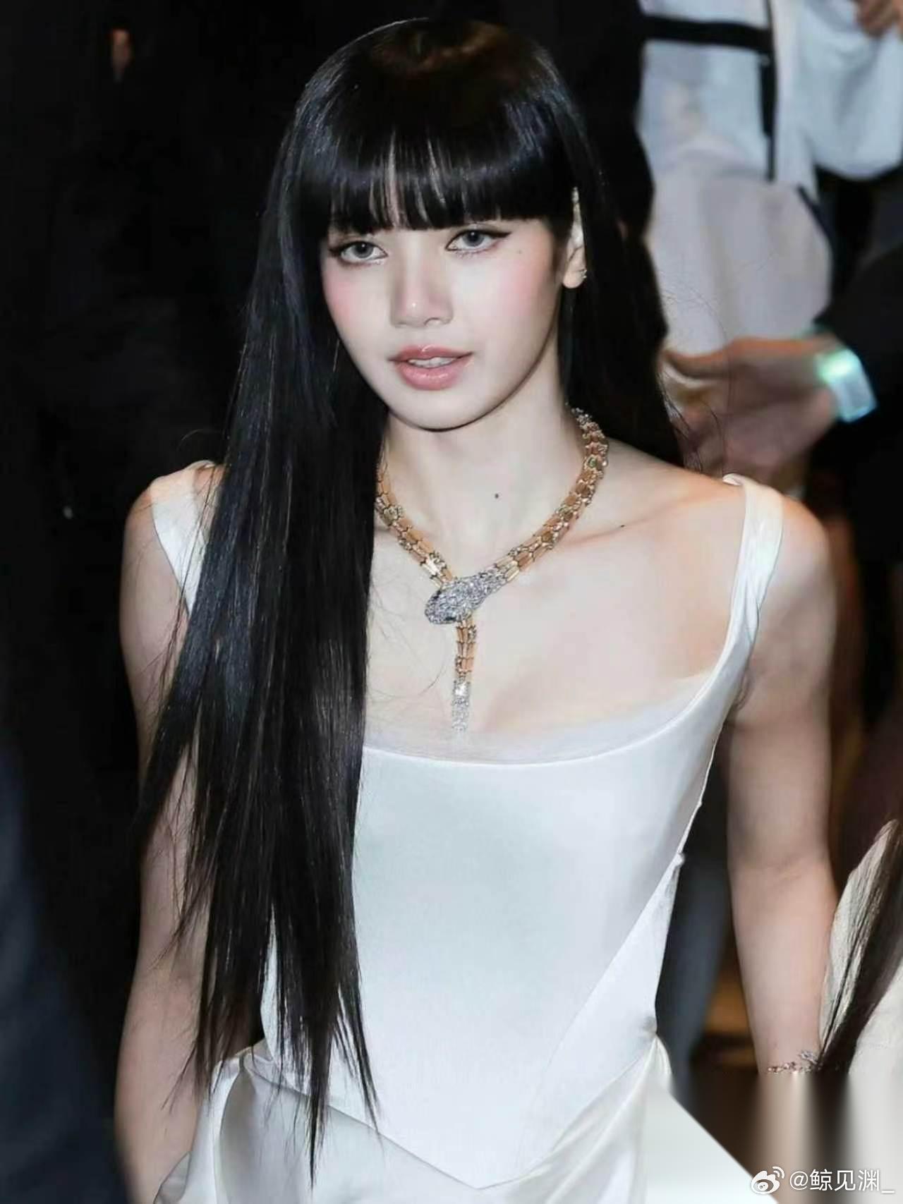 Lisa这事一出， 估计想当明星的人都得掂量掂量了。 最近的纪录片里她首次袒露心
