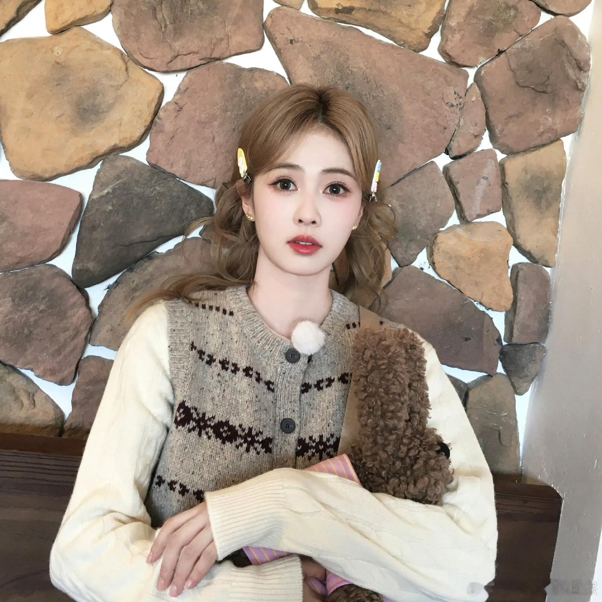 呵呵发了最新照片！新发色好漂亮，好适合秋冬，感觉粉色褪色之后的每个颜色都好好看！