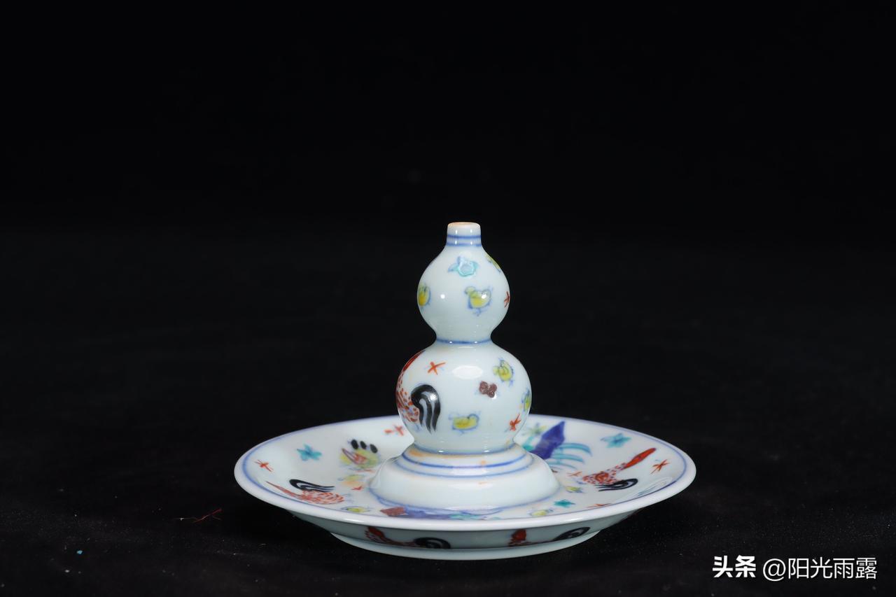 赏成化斗彩鸡纹葫芦式香插，浅谈一代名瓷之美
 
这件成化款斗彩葫芦形香插，由葫芦