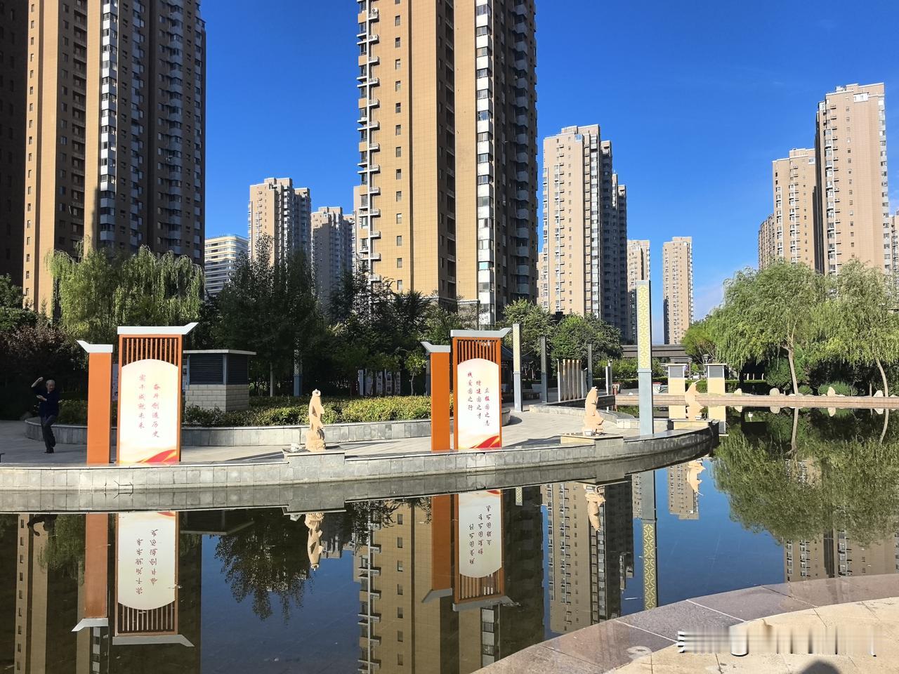 雨歇云收天湛蓝，
高楼临水影清涵。
园中风木含新润，
镜波光映好河山。