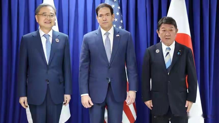 7月22日，借着马尼拉东盟外长大会的空档，美日韩三国外长凑在一起开了场闭门会谈，