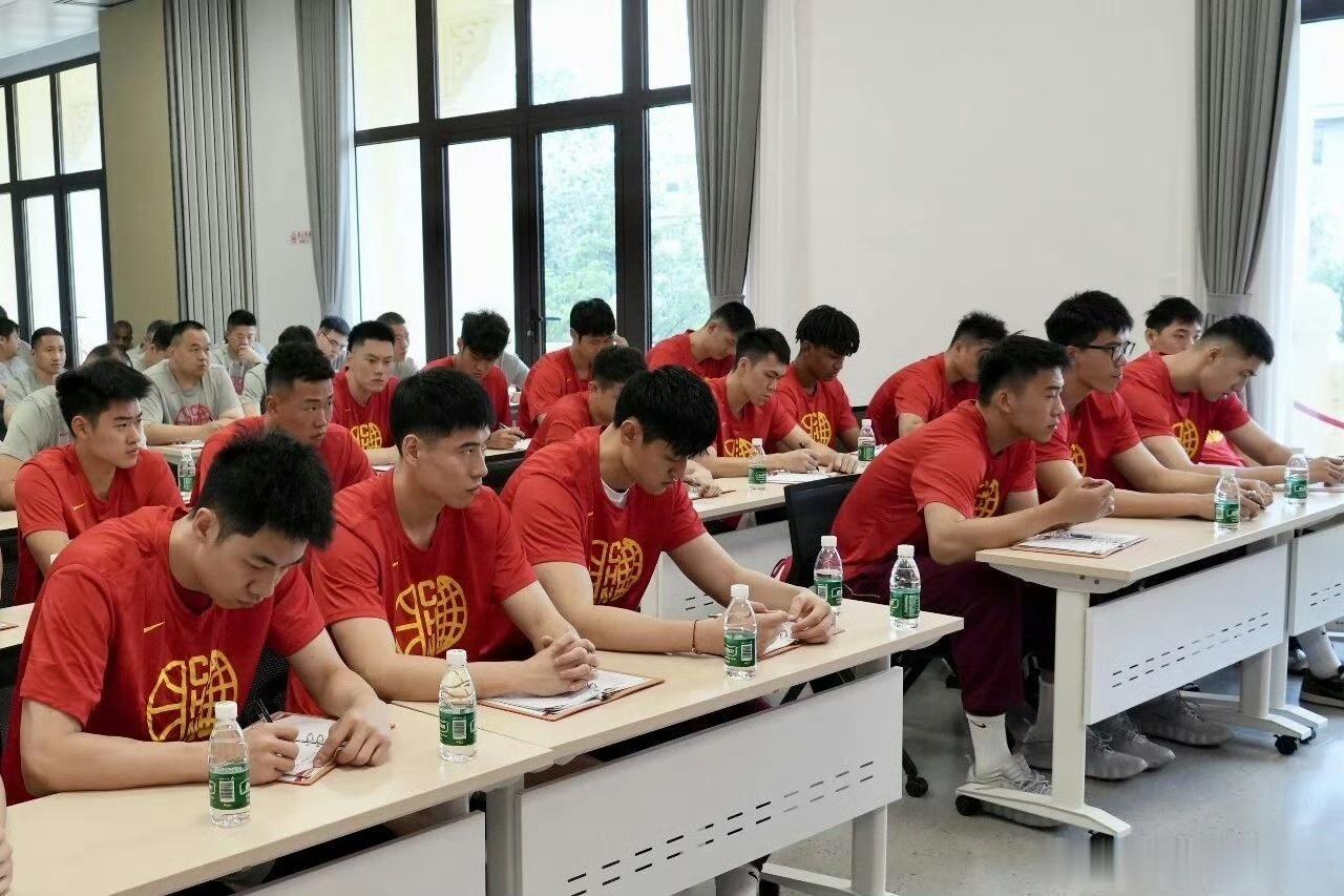 认真记笔记的国家队队员们 