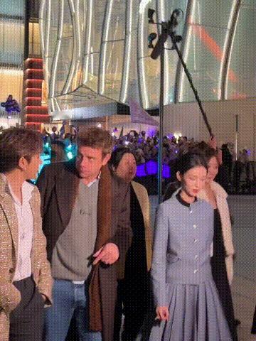 邓为周也线下同框邓为周也品牌线下活动同框，这两张脸确定不合作一部剧吗？？我已经开