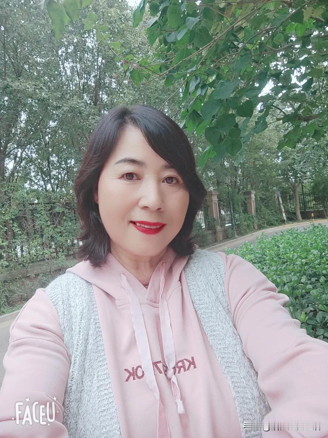 金秋十月
一念秋风起，一念花辞树
愿心有归途，安暖幸福~
    [玫瑰]   